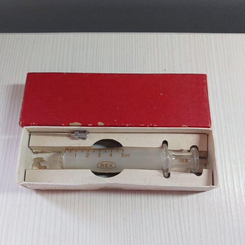 Glass syringe 5cc from the 1960s like new