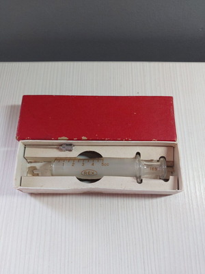 Glass syringe 5cc from the 1960s like new