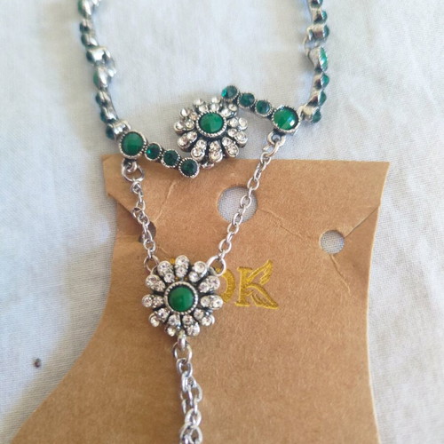 Bracelet hand jewelry with green beads like new