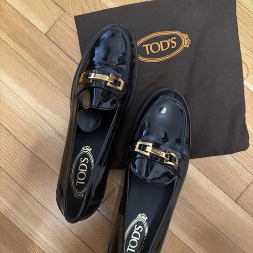 Tod's black patent leather loafer like new with gold logo detail