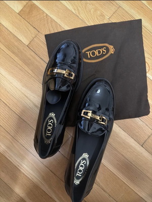 Tod's black patent leather loafer like new with gold logo detail