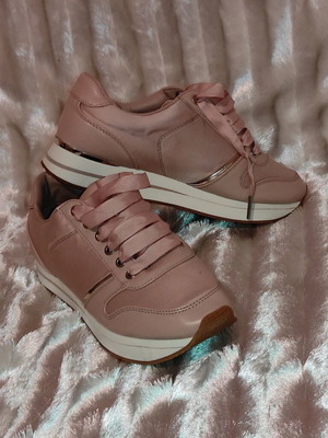 Προσφορά 6€!sneakers Stradivarius γυναικεία ροζέ