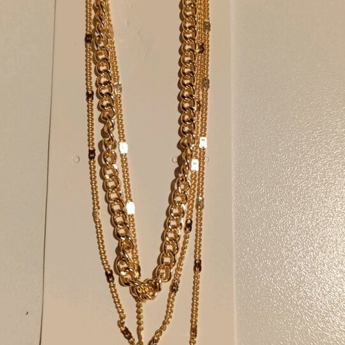 Difference necklace like new