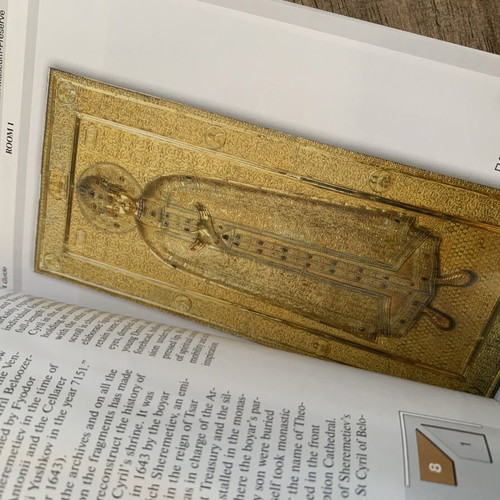 The Armoury: A Guide book like new, Russian