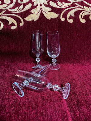 Σετ 4 γυάλινα ποτήρια με κομψό διακοσμητικό πόδι σαν καινούργια