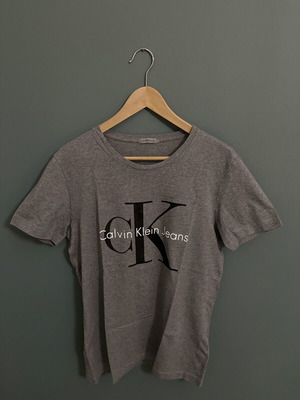 Calvin Klein Jeans κοντομάνικο μπλουζάκι με μεγάλο λογότυπο γκρι μέγεθος L σαν καινούργιο