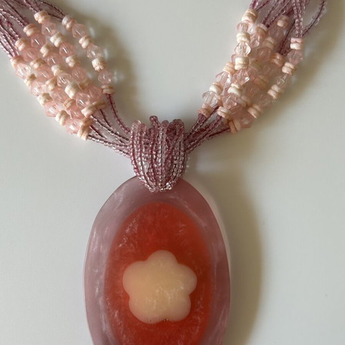 Set of 2 handmade necklaces like new in pink and white