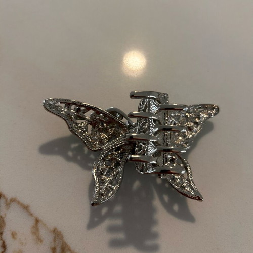 Butterfly-shaped hair clip like new