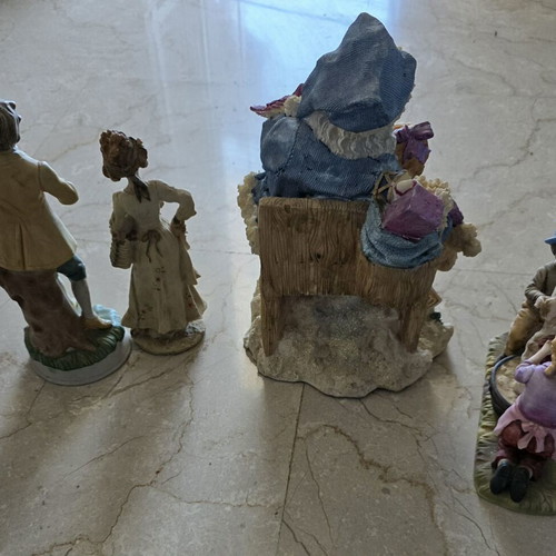 Vintage set of 4 decorative figurines like new, collectible pack