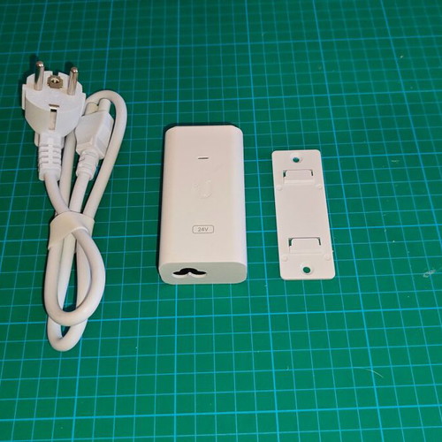 Ubiquiti POE-24-12W-G-WH PoE Injector used with shielded RJ45 port
