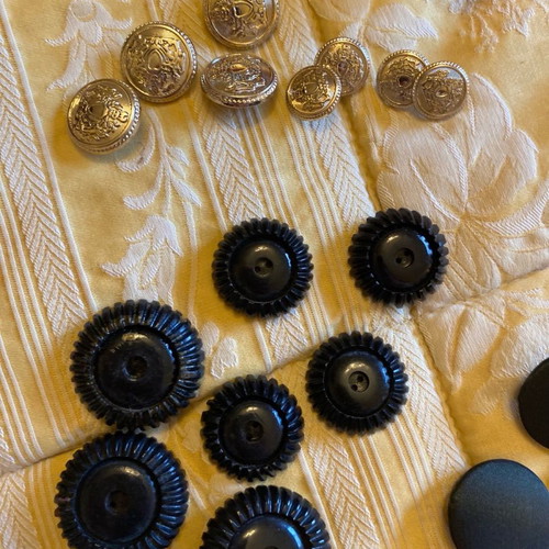 Clothing buttons used, pack of 220 pieces
