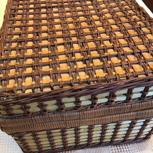 Wicker picnic basket like new with equipment and 4 plates