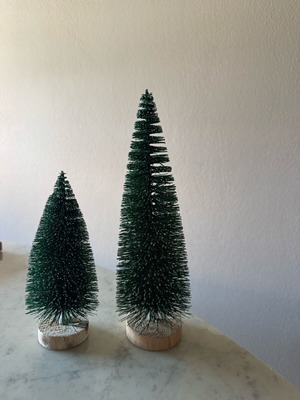 Christmas trees like new, decorative with glitter
