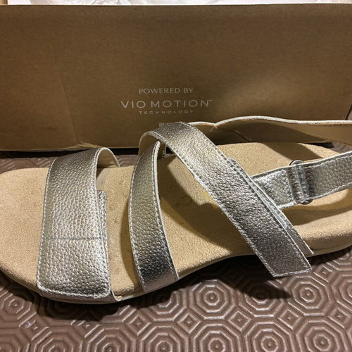 Vionic sandals new with orthopedic sole, silver