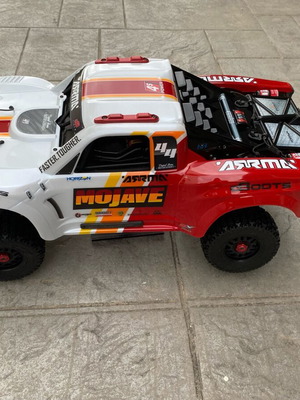 ARRMA Mojave 4S BLX 1/8 4WD τηλεκατευθυνόμενο desert truck σε λευκό και κόκκινο