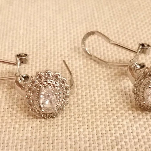 Earrings new with 1.3cm x 1cm motif