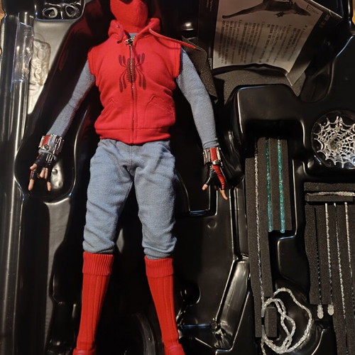 Hot Toys Spiderman Homemade Suit figure
