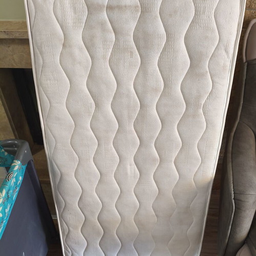 Playpen with orthopedic mattress like new, foldable with carrying case