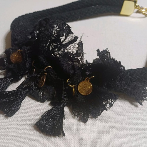 Choker necklace like new with vintage lace, black