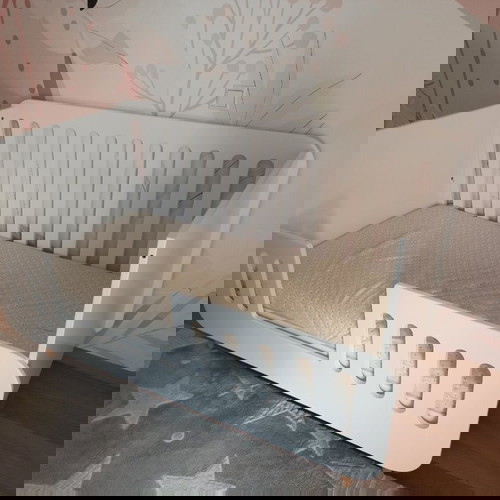 Κούνια-Κρεβάτι Ήρα Oliver σαν καινούργιο με στρώμα 140x70, MDF λάκα σατινέ