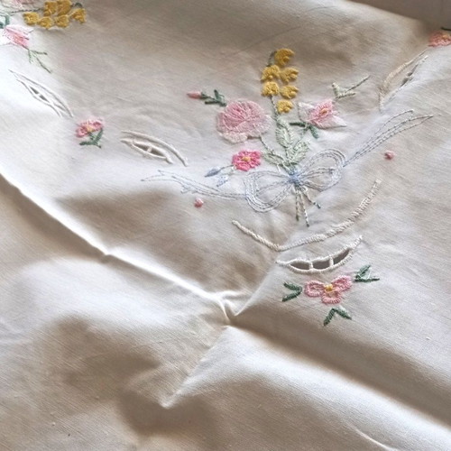 Embroidered decorative tablecloth 80x84 cm with embossed flowers