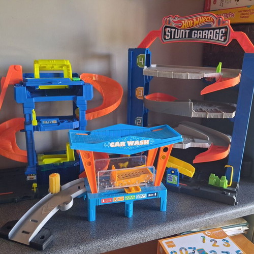 Hot Wheels City playset like new with Stunt Garage and Downtown Tune Up Shop