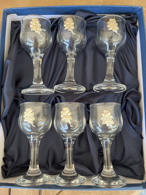 Set of 6 glasses with gold rose unused, vintage in box
