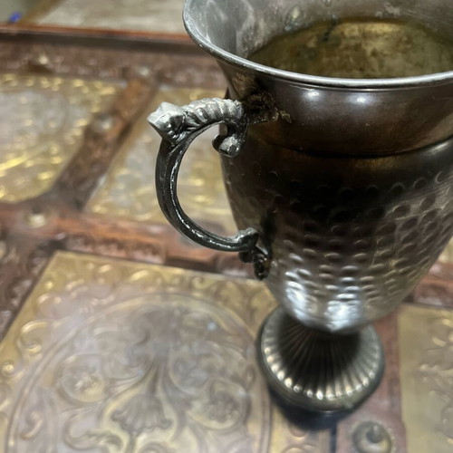 Χειροποίητο μεταλλικό διακοσμητικό βάζο μεταχειρισμένο με ανάγλυφη σφυρήλατη υφή