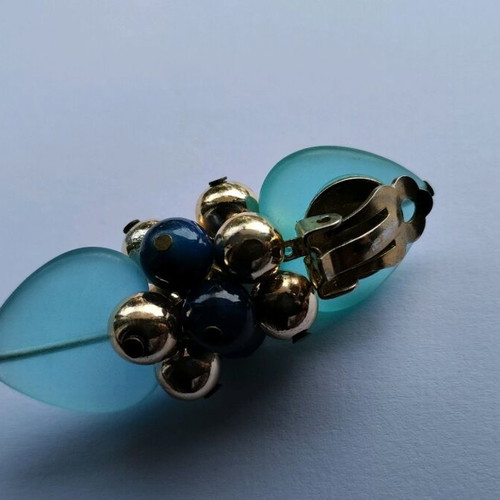 Button earrings used in gold and turquoise color