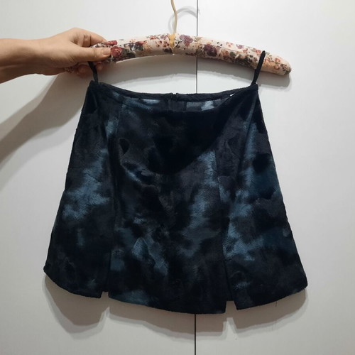 Girls' skirt new with embossed design and small front slits, Saxo