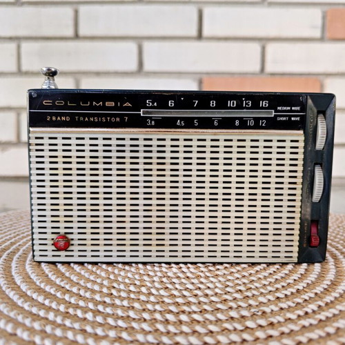 Vintage Columbia Eagle PR-956H transistor radio used