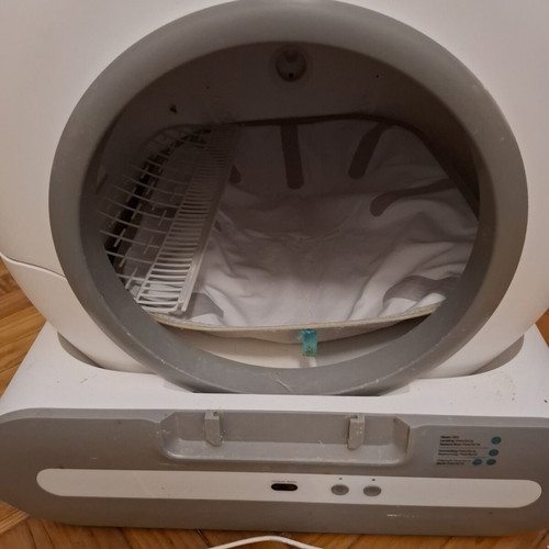 Automatic cat litter box used with extra replacement liner and manual