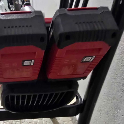 Ηλεκτρικός φυσητήρας Einhell GE-LB 36/210 Li E σαν καινούργιος με 2 μπαταρίες και φορτιστές