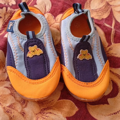 Winnie Disney water shoes size 25 like new