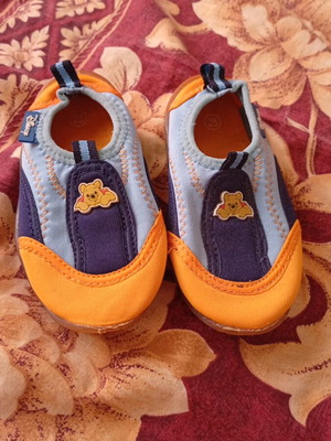 Winnie Disney water shoes size 25 like new