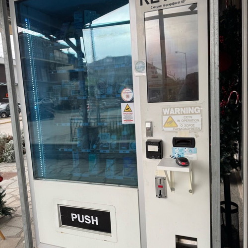 Automatic vending machine used with LCD screen and 50 slots