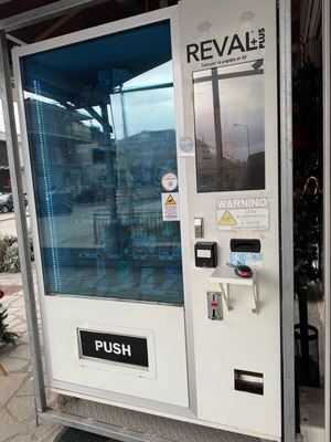 Automatic vending machine used with LCD screen and 50 slots
