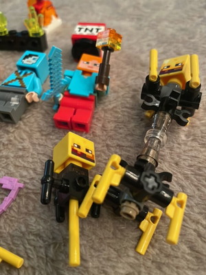 Lego Minecraft figures and weapons like new, set