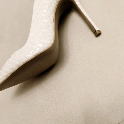 White pump new with embossed design and 10 cm heel