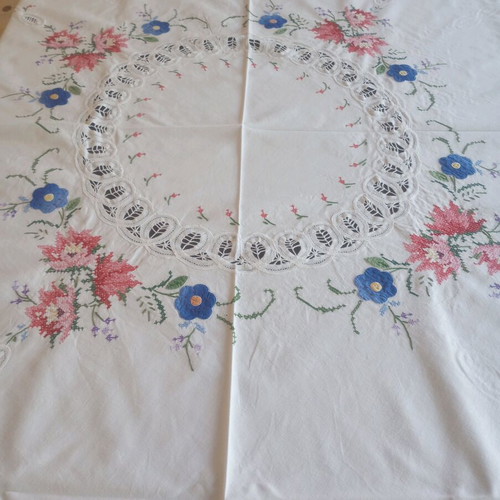Vintage handmade round tablecloth 168cm with cutwork embroidery like new