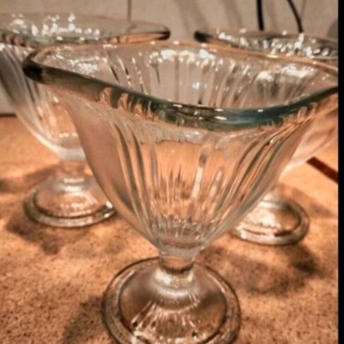 Vintage stemmed dessert glasses or bowls like new, set of 6