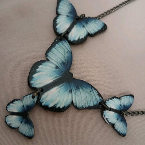 Choker necklace with butterflies like new, blue shades