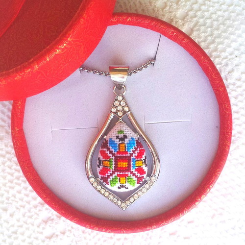 Necklace with hand embroidery new, multicolored