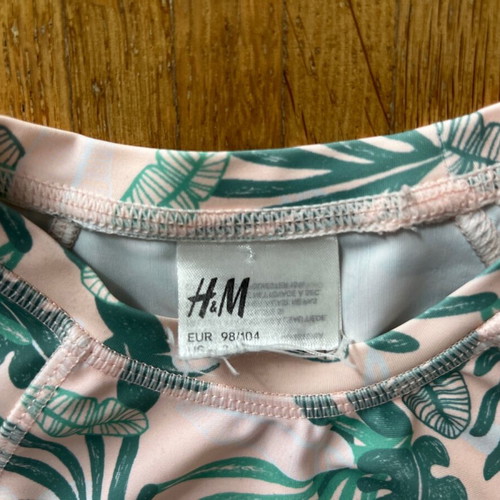 H&M beach shirt used for 2-4 years old (98-104 cm)