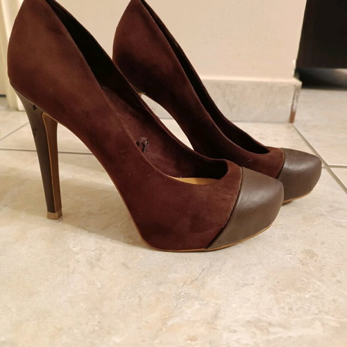Stradivarius Bordeaux pumps like new with suede fabric and hidden platform