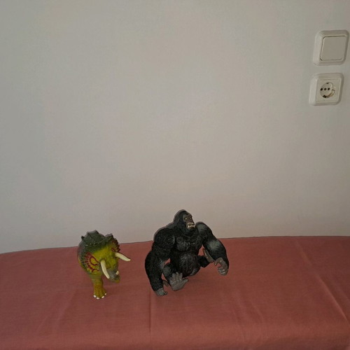 Rhinoceros and King Kong figures used, 2 pieces with sound