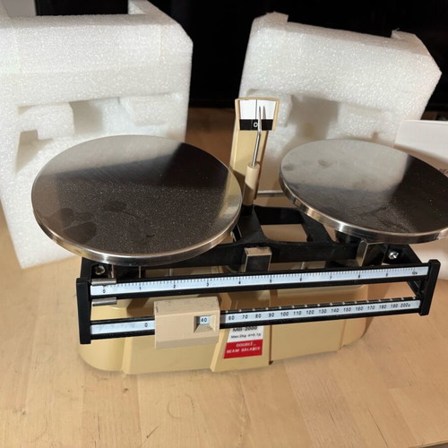 Professional scale MB2000 like new, 2 kg capacity with 0.1 g precision