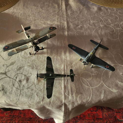 Metal airplanes like new, pack of 3 pieces