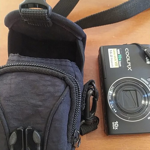 Nikon digital camera like new with card reader and triple audio-video cable