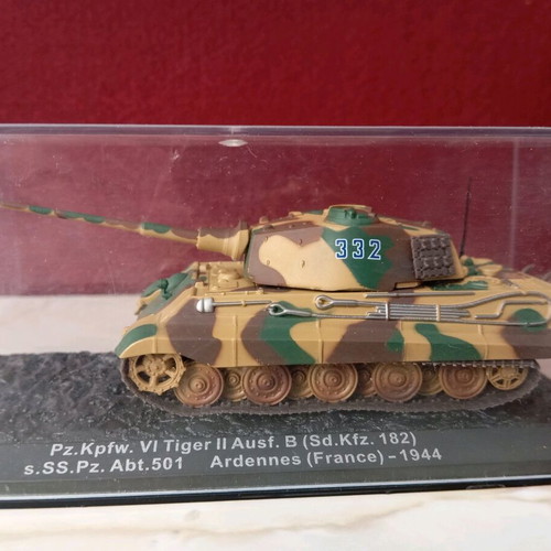 Metal model of German Tiger II tank like new